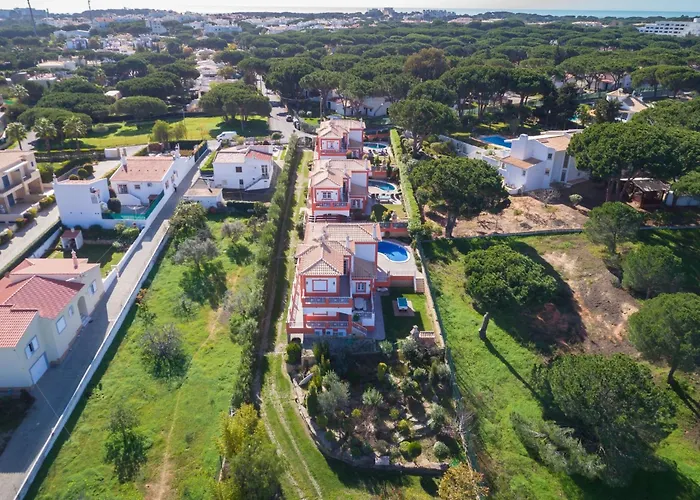 4-schlafzimmer-villa R2- Garten- Pool- By Interhome *