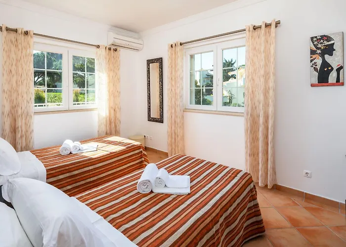 4-schlafzimmer-villa R2- Garten- Pool- By Interhome