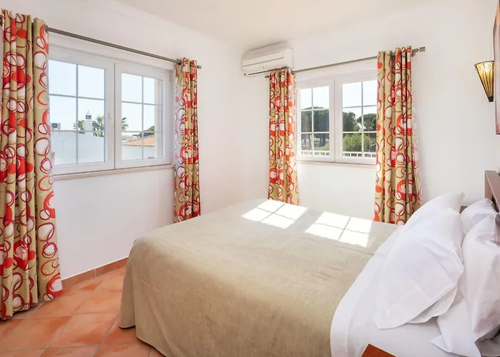 4-schlafzimmer-villa R2- Garten- Pool- By Interhome *